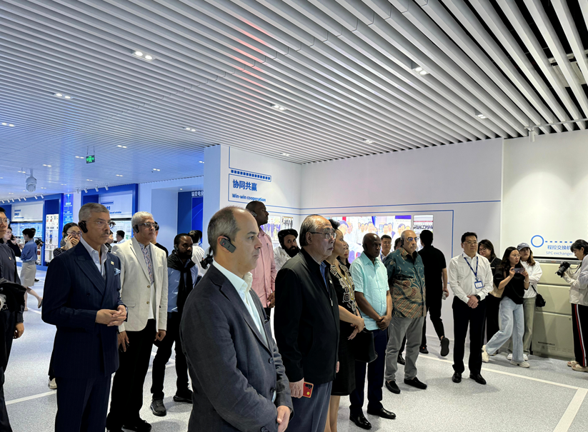 驻华使节烟台行｜感受一号娱乐电子绿色低碳产业魅力，点赞山东智造“黑科技”